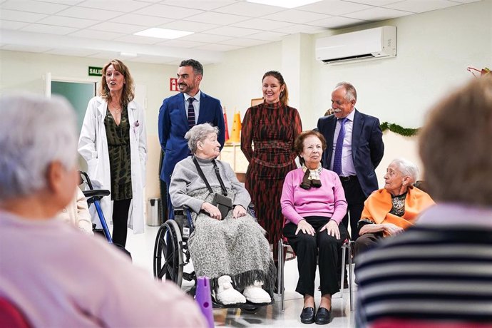 Archivo - La consejera de Familia, Juventud y Asuntos Sociales, Ana Dávila, visita la Residencia Jesús Nazareno y los Dolores.