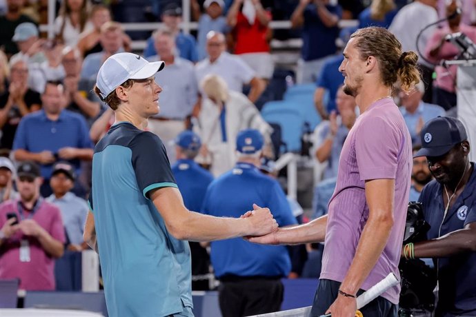 Jannik Sinner se saluda en la red con Alexander Zverev tras el partido en el Masters 1000 de Cincinnati 2024