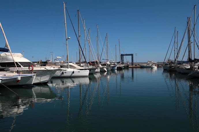 Archivo - Puerto de Caleta de V élez en una imagen de archivo