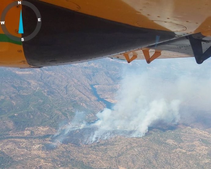 Imagen de la semana pasada del incendio tomada desde el avión de coordinación ACOA4, posicionado en el Aeropuerto de Granada.