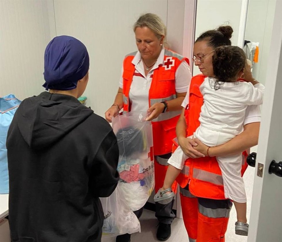 Cruz Roja atiende a 35 personas llegadas en patera a distintos puntos de la costa de Alicante, entre ellas una mujer embazarada y un menor de 2 años.