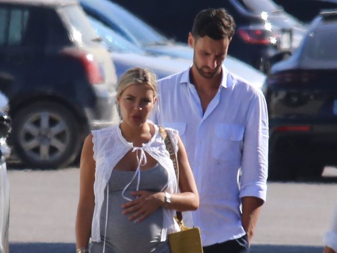 Alba Silva y Sergio Rico dan un paseo por las calles de Tarifa, Cádiz