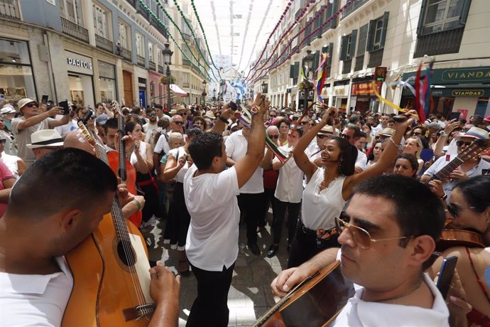 Miles de malagueños y visitantes disfrutan del primer día de la Feria de Málaga por las calles de su centro histórico 