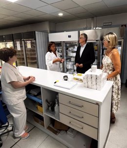 El consejero de Salud, Juan José Pedreño, visita el servicio de farmacia hospitalaria del Hospital Reina Sofía