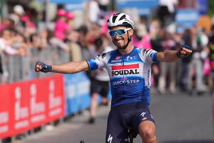 Archivo - Julian Alaphilippe celebra su victoria en la etapa 12 del Giro de Italia 2024