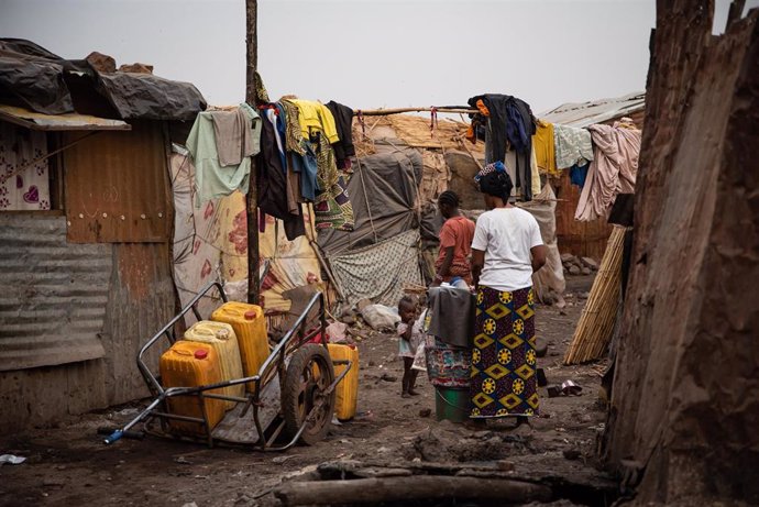 Archivo - Desplazados en un campamento de Bamako