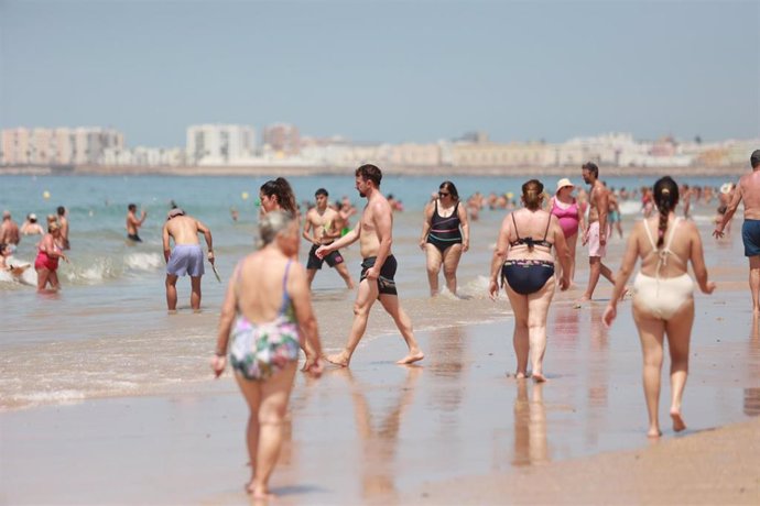 Archivo - Imagen de archivo de la playa de la Victoria de Cádiz capital. ARCHIVO.