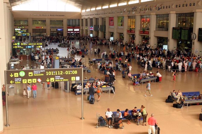 Archivo - Turistas esperando en el aeropuerto de Málaga