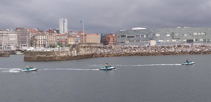 Archivo - Salida en moto acuática por la zona de Poniente, en Gijón