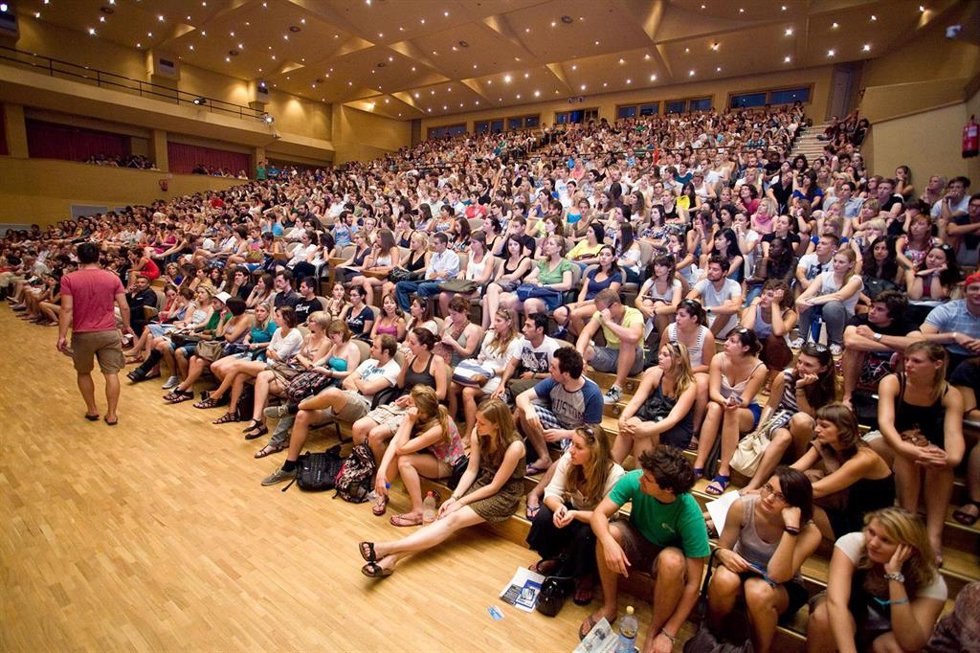 Archivo - Imagen de archivo de un acto con estudiantes Erasmus de la Universidad de Sevilla 