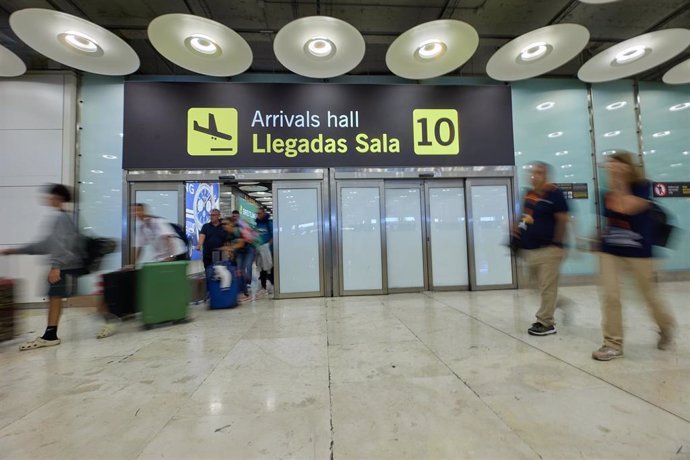 Archivo - Varios pasajeros salen con sus maletas en la sala 10 de llegadas de la Terminal 4 del Aeropuerto Adolfo Suárez Madrid-Barajas, a 1 de agosto de 2023.