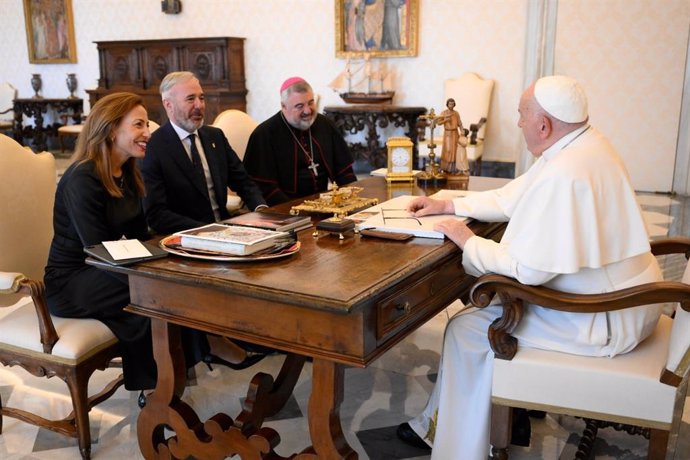 Azcón, Chueca y Escribano durnate su audiencia con el Papa Francisco en el Vaticano.