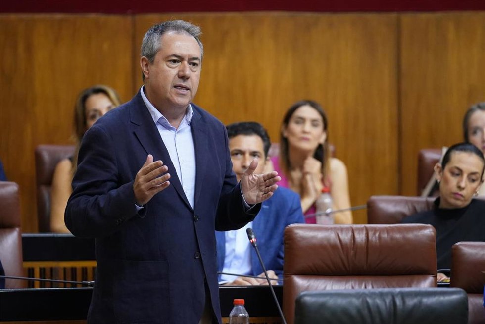 El secretario general del PSOE A, Juan Espadas, interviene en la segunda jornada del Pleno del Parlamento andaluz. (Foto de archivo).