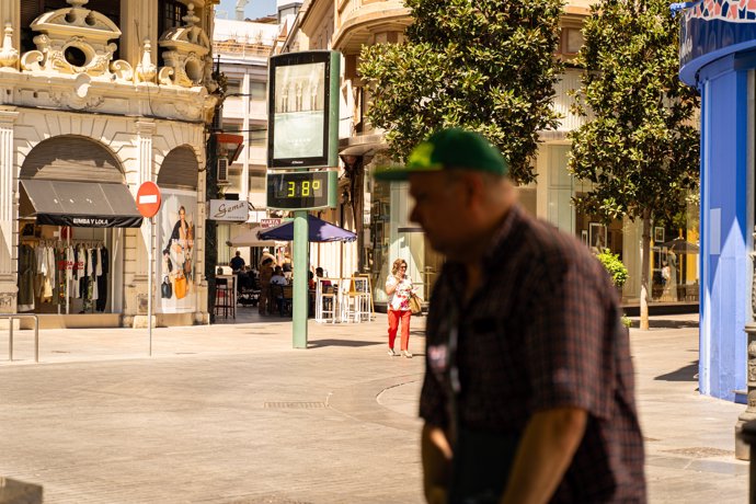 Un termómetro marca temperaturas cerca de 40º en la capital cordobesa, a 19 de agosto de 2024 en Córdoba (Andalucía, España).