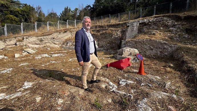 El concejal Carlo Niño en las ruinas de San Román, objeto de limpieza.