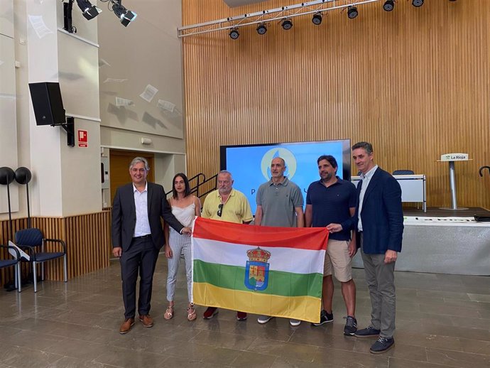 El consejero de Cultura, Turismo, Deporte y Juventud, José Luis Pérez Pastor, junto con representación riojana del Equipo Técnico Paralímpico español que viajará a París 2024