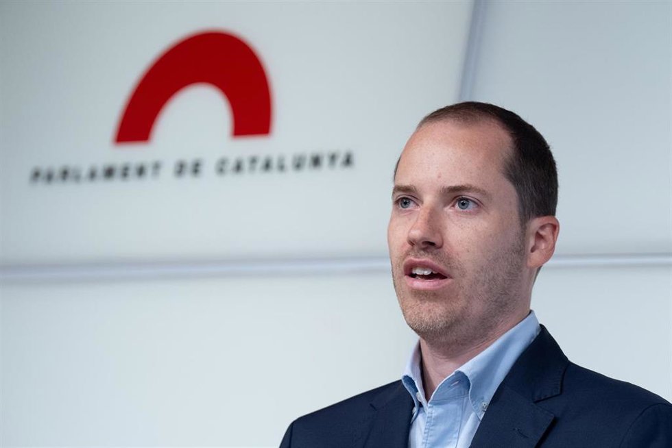 Archivo - El portavoz del PP en el Parlament, Juan Fernández, en una rueda de prensa en el Parlamet