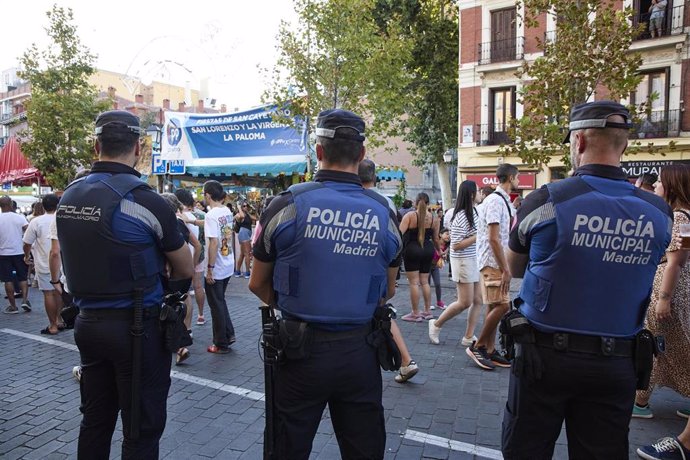 Archivo - Tres policías vigilan durante las Fiestas de la Paloma 2022, a 14 de agosto de 2022