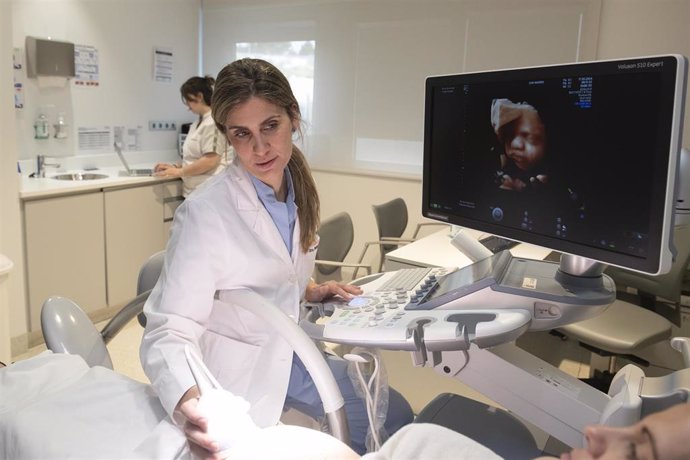 Archivo - La doctora Laura Muñoz, durante una consulta de Ginecología y Obstetricia en la Clínica Universidad de Navarra