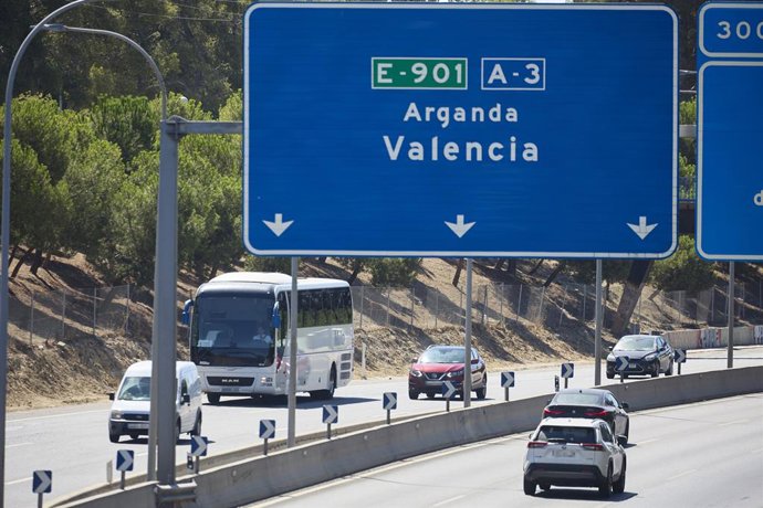 Varios coches circulan por la A3, a 18 de agosto de 2024, en Madrid (España). La Dirección General de Tráfico (DGT) ha previsto 8,2 millones de desplazamientos de largo recorrido coincidiendo con la operación del 15 de agosto, considerado el puente con má