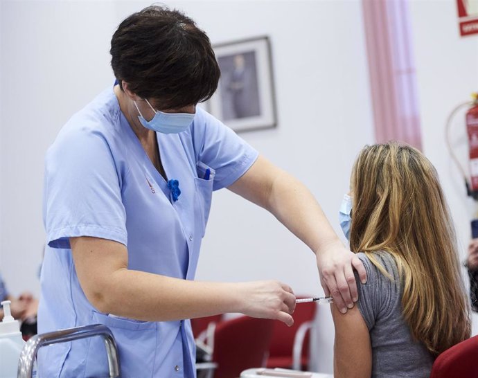 Archivo - Un trabajadora sanitaria inyecta una vacuna.