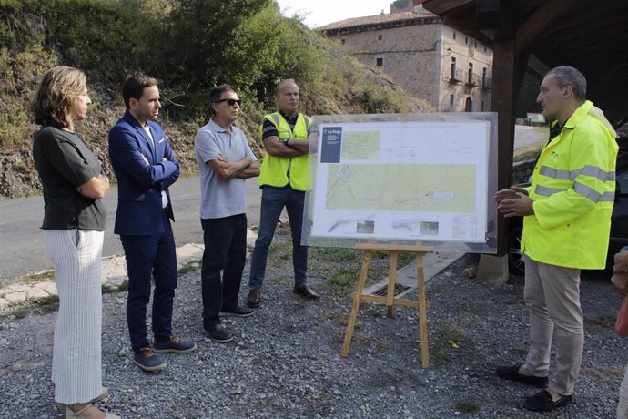 El consejero de Política Local, Infraestructuras y Lucha contra la Despoblación, Daniel Osés, visita el municipio de Gallinero de Cameros para presentar el proyecto de mejora de la carretera LR-454