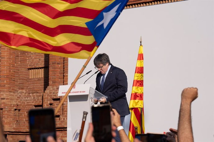 El expresidente de la Generalitat de Catalunya Carles Puigdemont interviene en un acto de bienvenida organizado por entidades independentistas en el paseo Lluís Companys, a 8 de agosto de 2024, en Barcelona, Catalunya (España). Dicha concentración ha sido