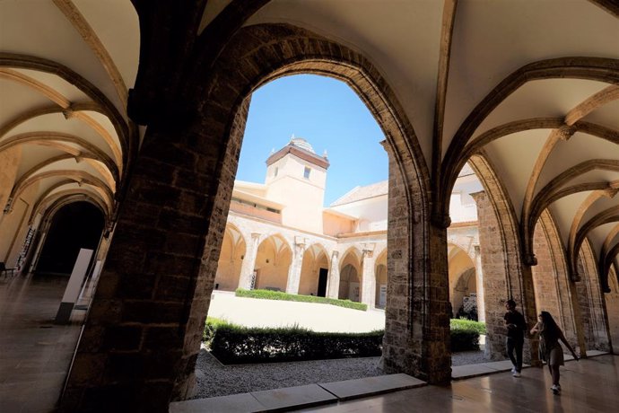 Cultura reedita el libro de historia y arquitectura del antiguo convento carmelita, sede del actual Centre del Carme de València.