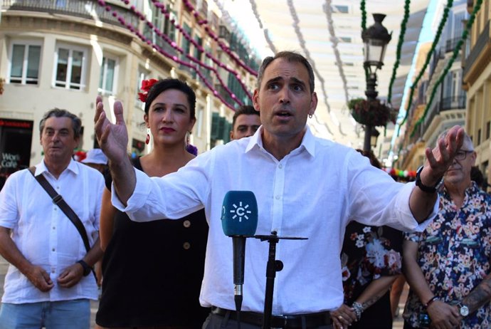 Coordinador de Izquierda Unida Andalucía y diputado de Sumar en el Congreso, Toni Valero, y la coordinadora provincial de IU Málaga y portavoz del grupo municipal Con Málaga en el Ayuntamiento de Málaga, Toni Morillas, atienden a los medios en la Feria