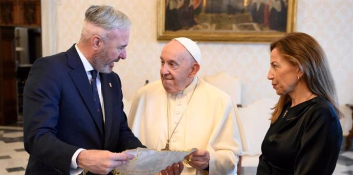 Entrega del manto bordado al santo padre