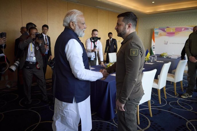 Archivo - El primer ministro de India, Narendra Modi, y el presidente ucraniano, Volodimir Zelenski, durante un encuentro del G7 en Hiroshima, Japón.