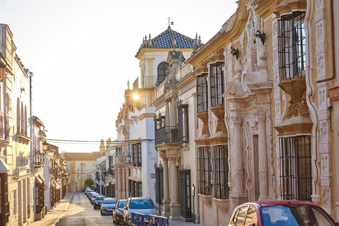 Archivo - Una céntrica calle del municipio sevillano de Osuna.