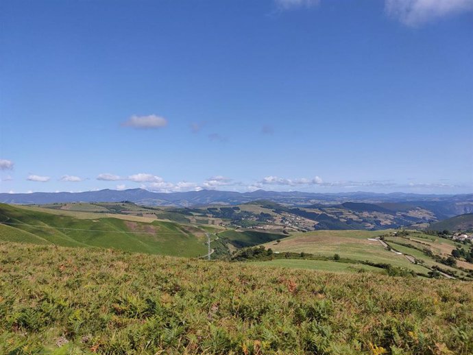 Archivo - Naturaleza, medio rural, ruta, subida al Acebo en Cangas del Narcea, montes.