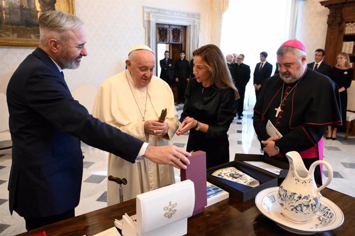 El presidente del Gobierno de Aragón, Jorge Azcón; el Papa Francisco; la alcaldesa de Zaragoza, Natalia Chueca; y el arzobispo de Zaragoza, Carlos Escribano.