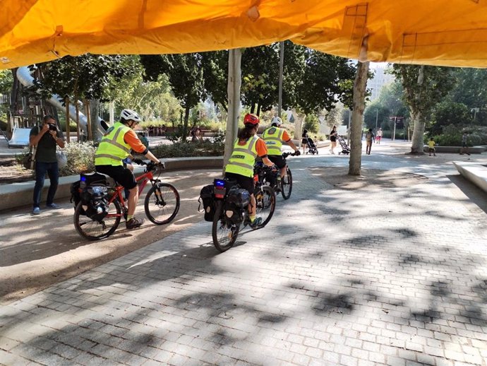 Los 'Equipos Lince' del Samur cumplen 26 años vigilando en bici y asistiendo a personas en zonas de mucha afluencia