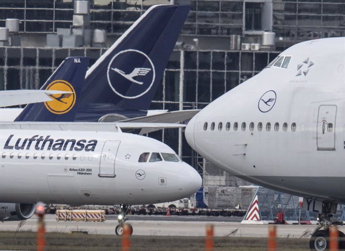 Archivo - FILED - 18 February 2020, Hessen, Frankfurt_Main: A Boeing 747 of Lufthansa (R) rolls past an Airbus A-321 to take off. Lufthansa, Swiss, and Austrian Airlines suspend Tel Aviv and Eilat routes until 28 March. Photo: Boris Roessler/dpa