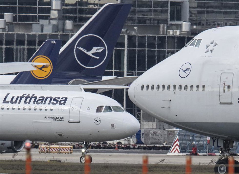 Archivo - FILED - 18 February 2020, Hessen, Frankfurt_Main: A Boeing 747 of Lufthansa (R) rolls past an Airbus A-321 to take off. Lufthansa, Swiss, and Austrian Airlines suspend Tel Aviv and Eilat routes until 28 March. Photo: Boris Roessler/dpa