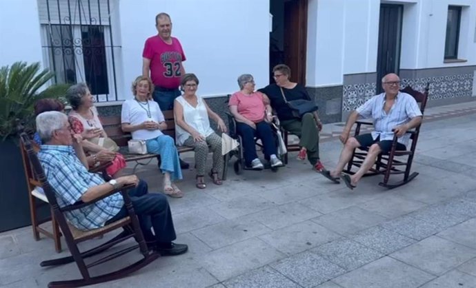 Vecinos de Algar sentados al fresco durante el verano, una tradición que el Ayuntamiento quiere declarar como Patrimonio Inmaterial de la Unesco