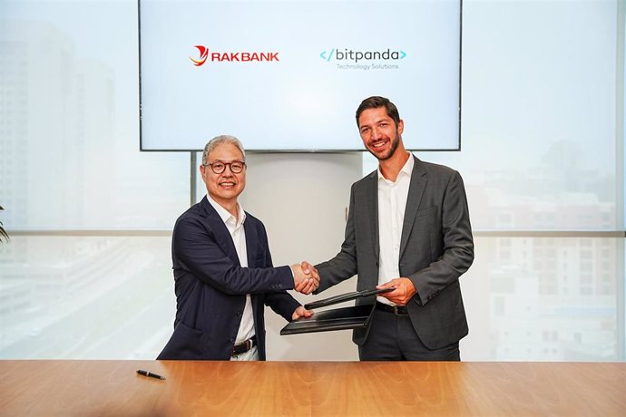 Lukas Enzersdorfer-Konrad, CEO de Bitpanda Technology Solutions y Dongjun Choi, Chief Customer Officer del Grupo de RAKBANK