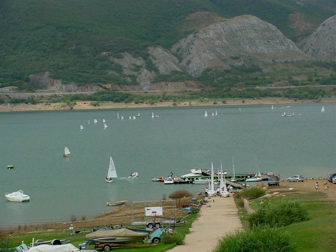 El embalse de Barrios de Luna, en una imagen de archivo, durante el transcurso de otra competición.