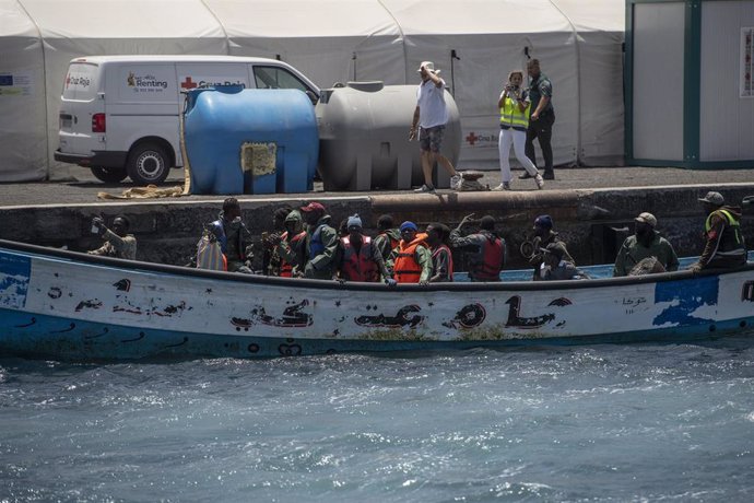 Los servicios sanitarios atienden a las personas que viajaban en un cayuco a su llegada al puerto de La Restinga, a 18 de agosto de 2024, en El Hierro, Canarias (España).