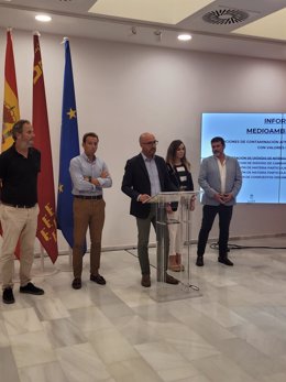 El concejal de Movilidad, Gestión Económica y Contratación del Ayuntamiento de Murcia, José Francisco Muñoz, acompañado por miembros del equipo de Gobierno, informa sobre el inicio de las obras