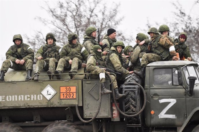 Archivo - Russian servicemen are seen in Armyansk in the northern part of Crimea, on February 25, 2022, in Crimea. On February 24 Russian President Vladimir Putin announced a military operation in Ukraine following recognition of independence of breakaway