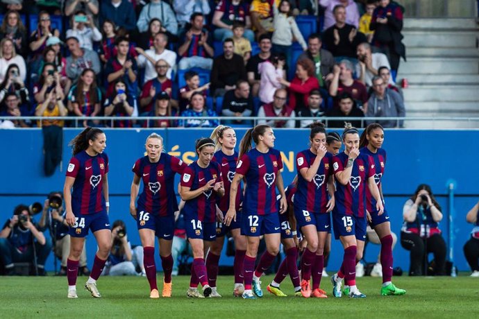 Archivo - Las jugadoras del Barça celebran una victoria en el Johan Cruyff en la temporada 2023-2024