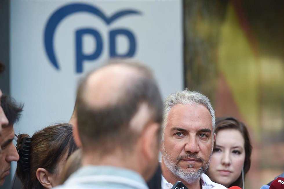 El vicesecretario de Coordinación Autonómica y Local y Análisis Electoral del PP, Elías Bendodo (2d), atiende a medios, en la sede del PP, a 14 de agosto de 2024, en Madrid (España). (Foto de archivo).