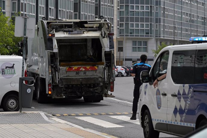 Operativo de recogida de basura durante la huelga en el servicio en A Coruña