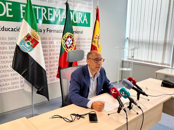 El secretario general de Ciencia, Tecnología e Innovación de la Junta de Extremadura, Javier de Francisco Morcillo, presenta en rueda de prensa las ayudas para fomentar la investigación y promover la excelencia e internacionalización en I+D+i