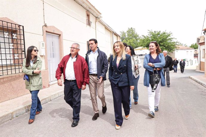 El presidente de la Diputación de Almería, Javier A. García, en una visita a Topares. (Foto de archivo).