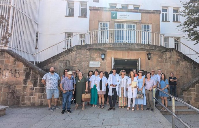 Concentración  ante el centro de salud Virgen de Linarejos en apoyo de la enfermera agredida.