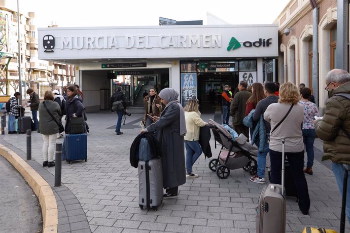 Archivo - Varios viajeros en la Estación de Murcia El Carmen